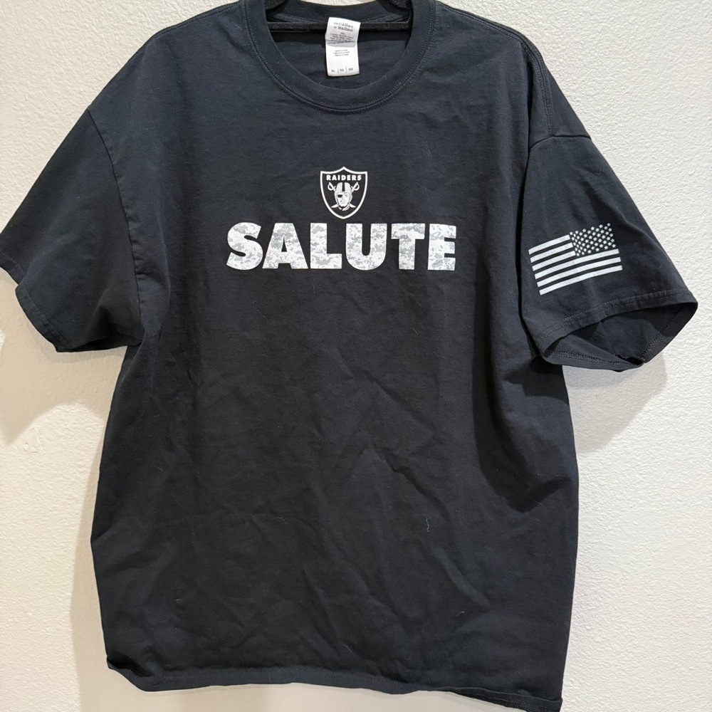 Raiders T Shirt Black Size XL NFL Salute Mens T-Shirt Raider Nation Flag Detail